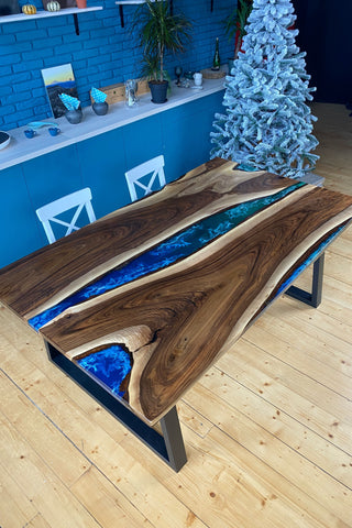 Tisch aus Kunstharz