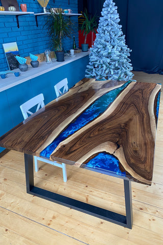 Tisch aus Kunstharz