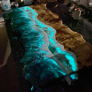 Ocean Wave Epoxy-Tisch mit leuchtenden Haien
