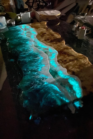 Ocean Wave Epoxy-Tisch mit leuchtenden Haien